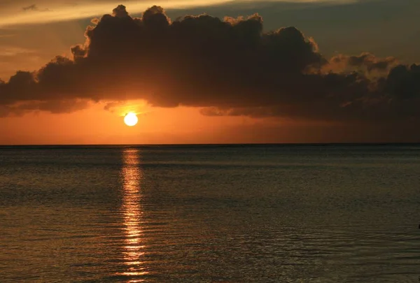 Dramáticas Nubes Sobre Una Puesta Sol Redonda Reflejada Mar — Foto de Stock