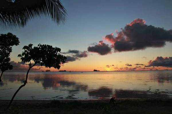 Pôr Sol Bonito Largo Criando Magia Praia Uma Ilha Tropical — Fotografia de Stock