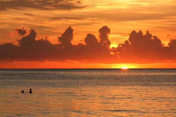 Formações Nuvens Dramáticas Céus Alaranjados Flamejantes Refletidos Mar Pôr Sol — Fotografia de Stock