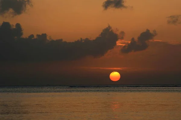 Sol Redondo Completo Comienza Ponerse Horizonte Mientras Proyecta Reflejos Dorados — Foto de Stock