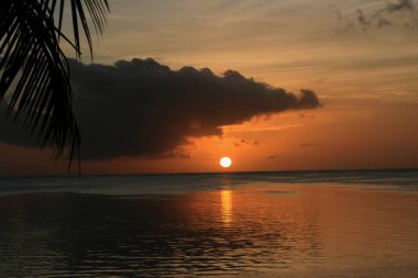 Saipan, Cnmi 'deki Susupe Sahili' nin sularında dramatik bir gün batımı yansıdı.. 