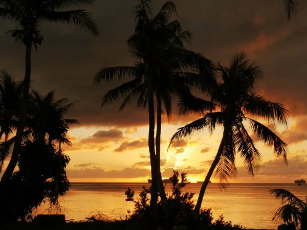 Dramatische Zonsondergang Verandert Zee Gouden Vloeistof Met Het Silhouet Van — Stockfoto