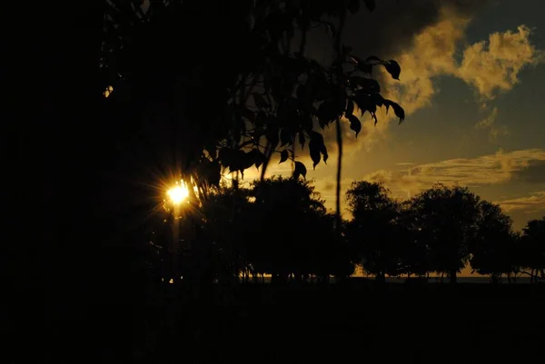 Céu Escuro Com Raias Pôr Sol Espreitando Por Trás — Fotografia de Stock