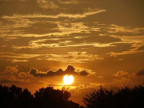 Pôr Sol Dramático Bonito Com Nuvens Dramáticas Céu Por Cima — Fotografia de Stock