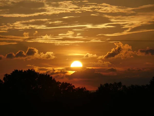 Belo Pôr Sol Meio Coberto Por Nuvens Dramáticas Nos Céus — Fotografia de Stock