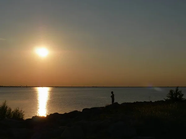 Coucher Soleil Panoramique Bord Lac Avec Silhouette Homme Sur Rivage — Photo