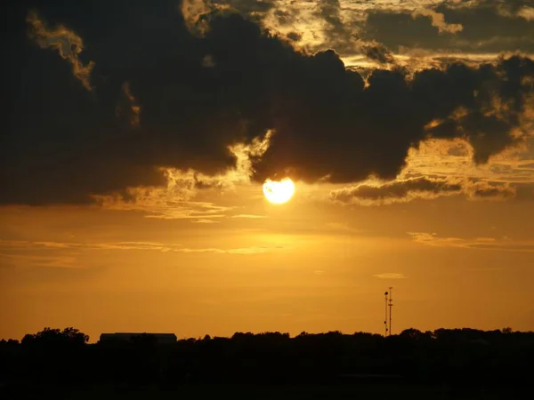 Céus Dramáticos Com Pôr Sol Redondo Por Cima Das Silhuetas — Fotografia de Stock