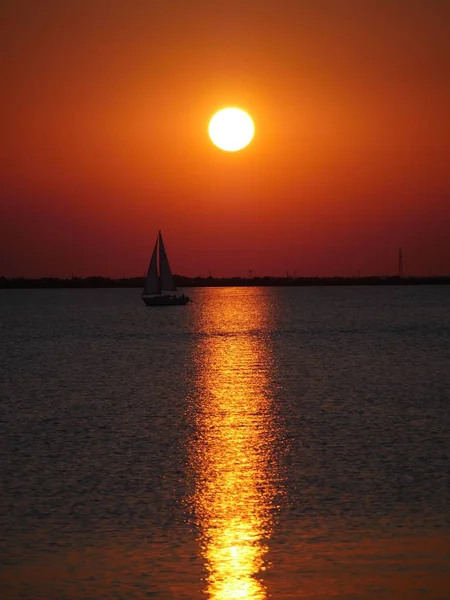 Ritratto Tramonto Mozzafiato Riflesso Nell Acqua Con Una Barca Vela — Foto Stock