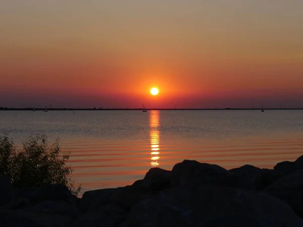 Lakeside Kilátás Hihetetlen Naplemente Tükröződik Vizekben — Stock Fotó