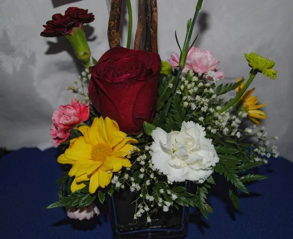 Buquê Colorido Uma Variedade Flores Incluindo Margaridas Rosa Vermelha Crisântemos — Fotografia de Stock