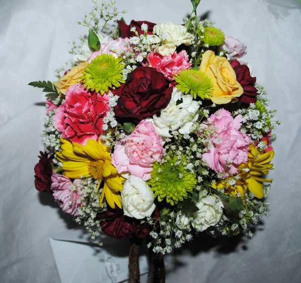 Buquê Casamento Colorido Uma Variedade Flores Incluindo Margaridas Rosa Vermelha — Fotografia de Stock