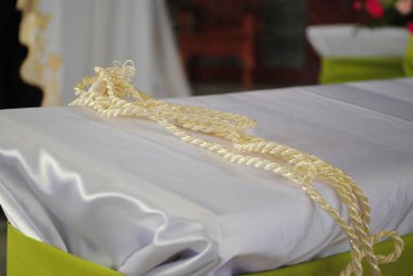 Beyaz altın kordon, düğün için aksesuarlar. 