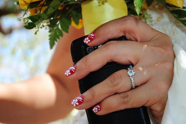 Mâna Unei Mirese Care Deține Buchet Telefon Nuntă — Fotografie, imagine de stoc