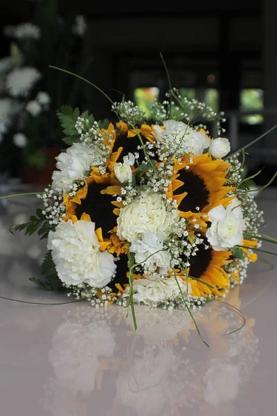 Renkli Bir Düğün Buketi Beyaz Kasımpatı Yere Yansıyan Sarı Ayçiçekleri — Stok fotoğraf