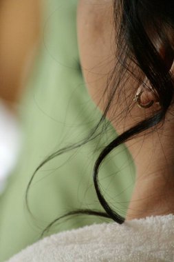 Düğüne hazırlanan yumuşak kıvırcık saçlı gelinin dallarını kapat.