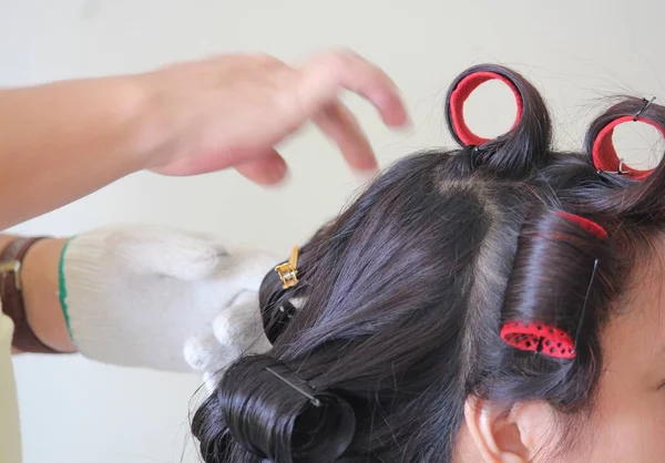 Düğün hazırlıkları sırasında takla atan bir gelinin saçı.