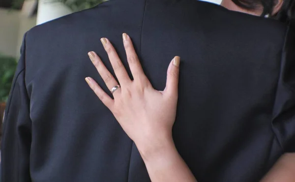 Рука Невесты Кольцом Удерживающим Жениха Свадебном Танце — стоковое фото
