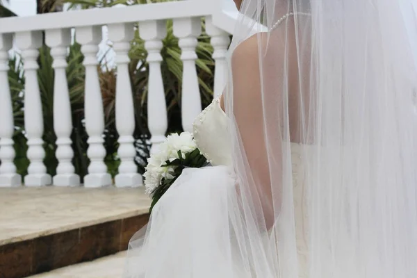Вид Сбоку Невесты Свадебном Платье Длинная Плавающая Вуаль — стоковое фото