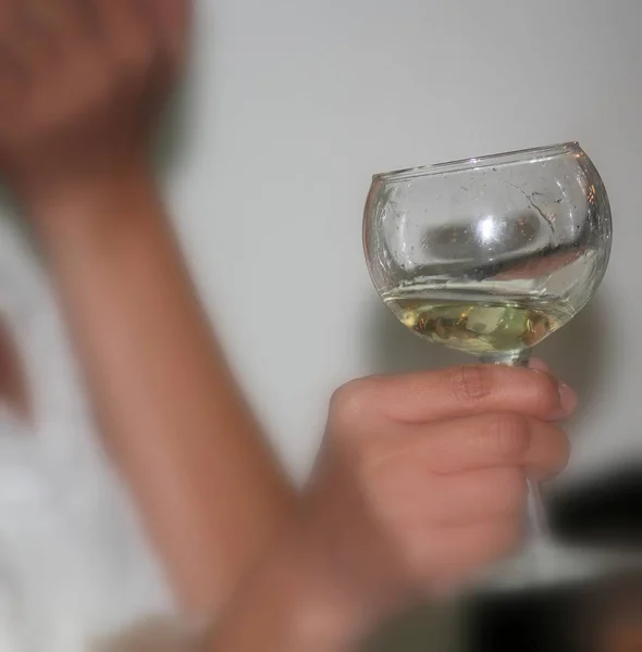 Blurred Shot Hand Holding Wine Glass White Wine — Stock Photo, Image