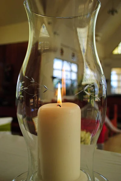 Gros Plan Une Grande Bougie Allumée Dans Vase Verre Intérieur — Photo