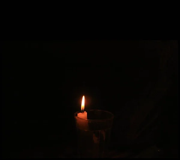 Kleine Brennende Kerze Glas Mit Schwarzem Hintergrund Weites Bild — Stockfoto