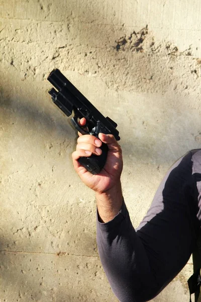 Mano Del Hombre Sosteniendo Una Pistola Juguete Negro — Foto de Stock