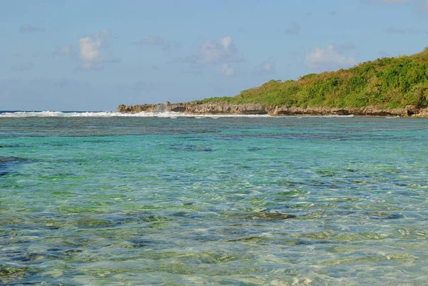 Tropikal Bir Adada Kristal Berraklığında Suları Olan Değmemiş Bir Sahil — Stok fotoğraf