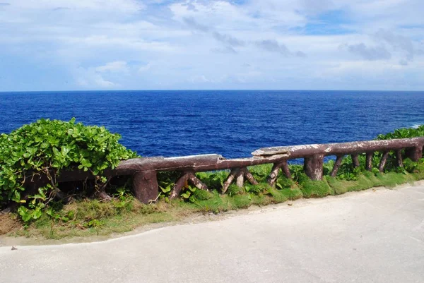 位于北马里亚纳群岛塞班岛 可俯瞰大海的巴扎伊悬崖混凝土栏杆 这是第二次世界大战11年的历史遗迹 — 图库照片