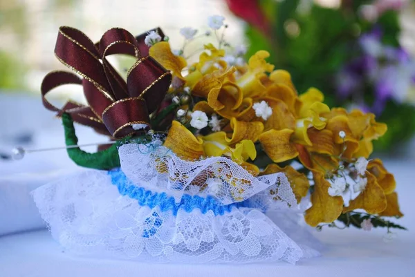 Close Arco Colorido Com Flores Amarelas Frescas Acessórios Para Casamento — Fotografia de Stock