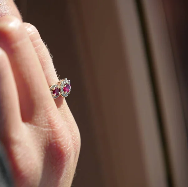 Bir Kadının Parmağındaki Yüzüğün Orta Ölçekli Görüntüsü Bulanık Arkaplan — Stok fotoğraf