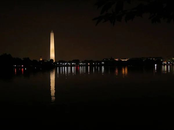 在华盛顿纪念碑的广角图上 波托马克河的水面上反射着夜灯 — 图库照片