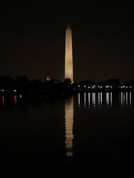 Retrato Del Monumento Washington Con Luces Nocturnas Reflejadas Las Aguas — Foto de Stock