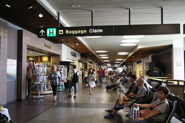 夏威夷檀香山 2015年9月 乘客在丹尼尔 伊努耶国际机场出发前的登机门内等候航班 — 图库照片