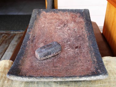 Bir hediyelik eşya dükkanında sergilenen dikdörtgen taş. Çikolata kalıbında kullanılır.. 