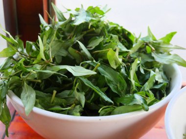 Sokaktaki markette taze yeşil yapraklı sebzeler.