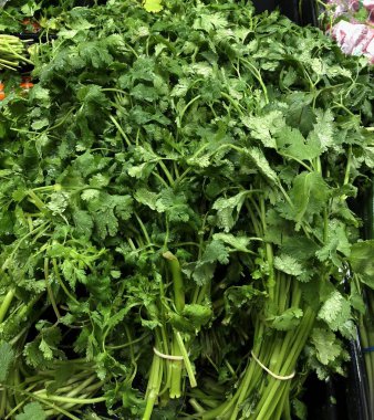 Taze bir pazar bölümünde taze yeşil yapraklı sebzeler..