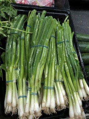 Bir marketin taze üretim bölümünde taze taze taze soğan paketleri..