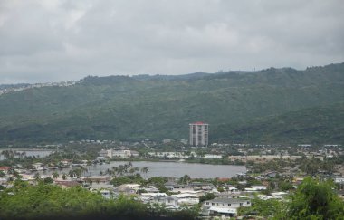 Honolulu, Hawaii-Eylül 2015: Kalanianaole otobanından Honululu 'nun manzarası.