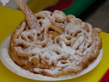 Festivalde satılan orjinal aromalı huni kekinin en iyi resmi..