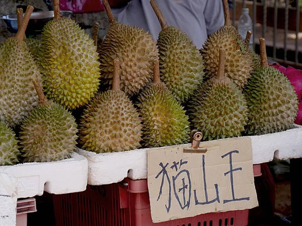 マレーシアの道端の店で販売のためのドリアンの果物 — ストック写真
