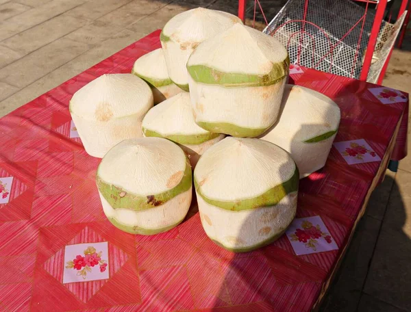 Kokosové Ovoce Oloupané Prodej Pro Čerstvou Kokosovou Šťávu — Stock fotografie