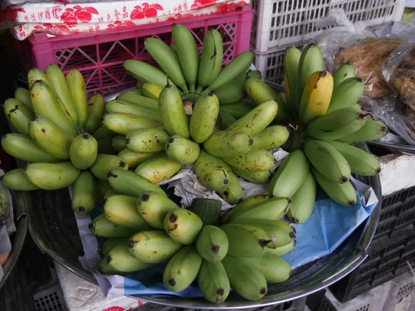 Exibição Pequenas Bananas Verdes Para Venda Uma Loja Calçada — Fotografia de Stock