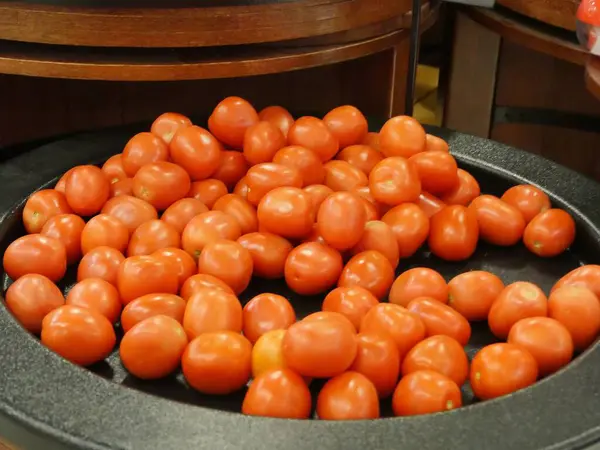 野菜の屋台で明るいオレンジ熟したトマト — ストック写真