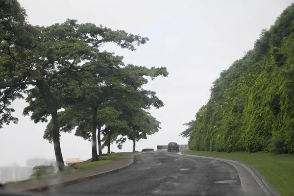 2015年9月ハワイ州ホノルル市 雨の日に国立太平洋墓地への曲がりくねった道 — ストック写真