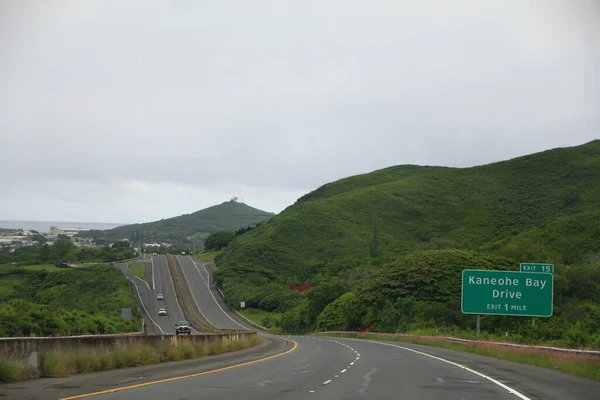 Гонолулу Гаваї Вересень 2015 Прямі Знаки Похилими Дорогами Канеохе Бей — стокове фото