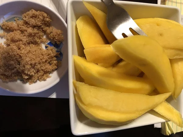 Snijdt Rijpe Mango Met Bruine Suiker Dompelen — Stockfoto