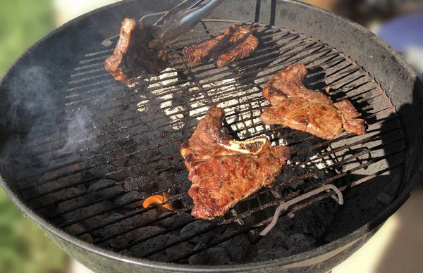 Galettes Steak Bœuf Grillées Sur Barbecue Charbon Bois Gros Plan — Photo