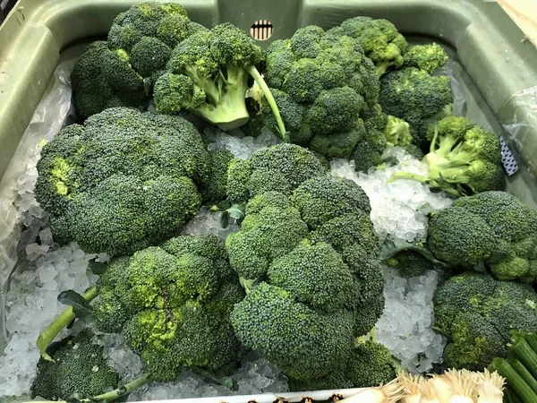 Teste Broccolo Conservate Con Cubetti Ghiaccio Nella Sezione Dei Prodotti — Foto Stock