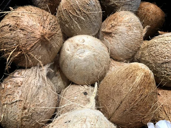 在商店的新鲜农产品区供出售的椰子罐头 — 图库照片