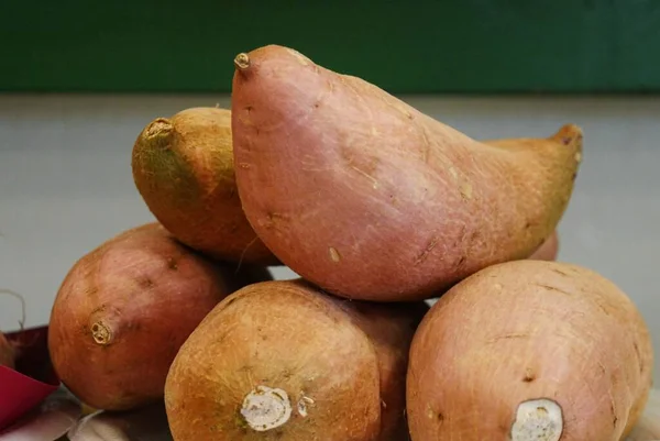 地元で収穫されたサツマイモが食料品店に展示されている — ストック写真